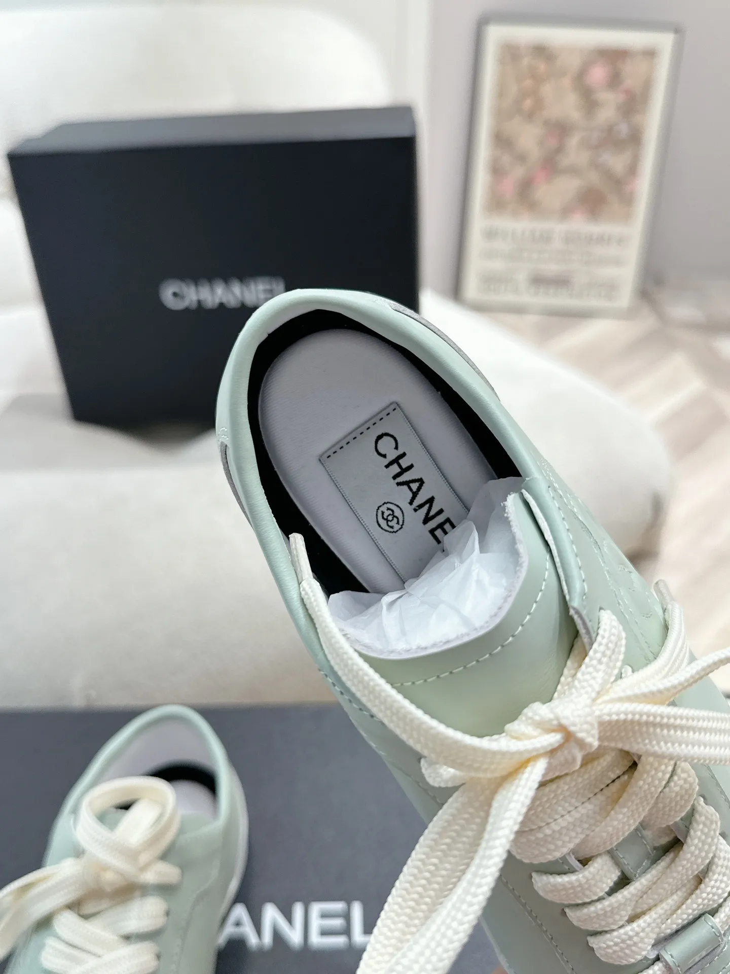 👟👟Ex-factory price 560👟👟 Chanel Grandma 2024 counter top casual sports shoes This classic design; the upper is electro-embroidered with a variety of techniques; the outsole is fashionable and sporty; it is unusual to incorporate a variety of color matching elements... The diversified mix and match is very good-looking and versatile, casual, fashionable, sports and outdoor can be taken into account... ꫛꫀꪝ Go➫ Material: ❶Upper is made of: Original imported high silk cow suede + small fragrance fabric ❷Inner lining: original imported breathable sheepskin lining ❸Outsole based on: original TPU combination outsole Special counter boutique packaging complete set for women 35–41